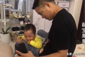 一岁萌宝刷抖音上瘾，宝爸手机拿走就大哭，你家有同款宝宝吗？