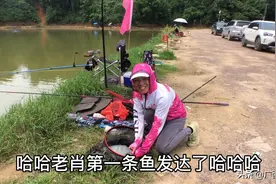 云姐夫妻黑坑首中大标鱼，开心之后连跑三条大鱼，到底是怎么跑的视频封面