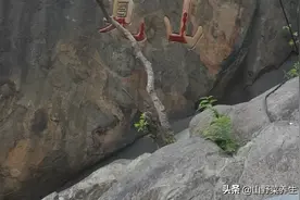 华山的满山遍野的石头都是圆滚滚的巨石没有棱角！黑不出溜的！图片