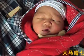 出生四天的宝宝回家，我们这里有个讲究，进门前放一串鞭炮。