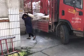货车司机送货没有装卸工卸车，给钱让司机卸可以吗？最后怎么解决视频封面
