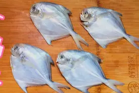焖煮斗鲳鱼，还是广东潮汕做法香，鲜甜嫩无腥味，元气美食大PK视频封面