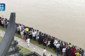 【壮观！#钱塘江再现一线潮# 回头潮浪头十多米高】国庆期间视频封面