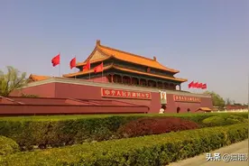 我爱北京天安门 天安门上太阳升
伟大领袖毛主席
指引我们向前进图片