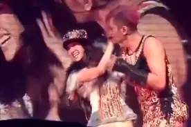 罗志祥演唱会上强吻蔡依林，被拒后，不依不饶哀求道；给个面子！视频封面