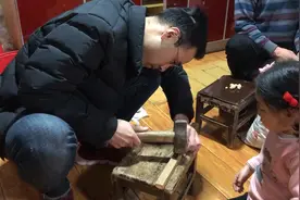 农村小伙手动剥花生剥到手疼，现场制作神器，这个神器你们见过吗视频封面