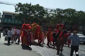 结婚新时尚，骑马坐轿！图片