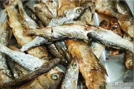 湖南特产小鱼干，这样煮出来好吃下饭又下酒，香辣有味图片