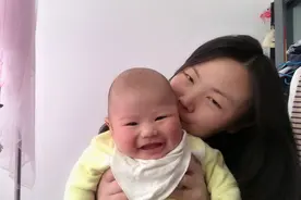 3个月的宝宝被妈妈左亲右亲逗的哈哈大笑，爸爸：不愧是小情人视频封面