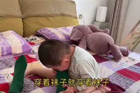 20个月宝宝非要闻妈妈的脚，闻了之后呕吐晕倒，网友：戏精视频封面