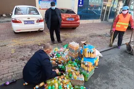 只为一个承诺，把过期饮料全倒掉。为这位收废品大爷的诚信点赞！视频封面