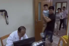小孩摔倒后呕吐家长没当回事，到医院一拍片却直接下病危通知书视频封面