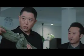 #电视剧三叉戟# 董虎@翟小兴 的小弟们就是一群铁憨憨啊，傻呵呵地给他展示各种“手枪”的使用方法，结果却被跟踪董虎的小雪视频封面