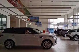 捷豹路虎4S店展厅摆放的展车都是怎么开进来的，我们一起看看去！