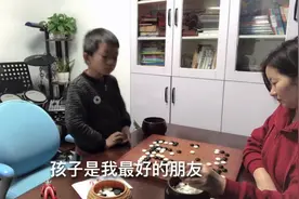 7岁成成是妈妈最好的朋友，一起下棋、画画，真快乐。视频封面