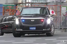 实拍日本警察护送车队，丰田皇冠算弟弟，居然还有一辆nismo？！视频封面