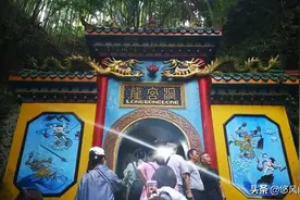 三十二年之后重游龙宫洞，这次印象最深的是明净斑斓的天空之镜。图片