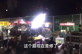 郑州北大学城英才街，目前小吃街摆摊不收摊位费，提前去占位置视频封面