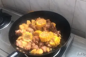 在家自制家庭版东北菜小鸡一锅出，掌握诀窍，肉嫩味鲜超好吃视频封面