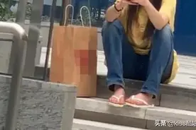 郑爽坐路边拍视频，人字拖抢镜，网友直呼接地气。图片
