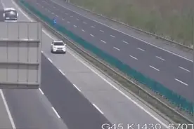 高速上3辆大货车并排行驶，只为不想让我超车！！ #行车记录仪#视频封面