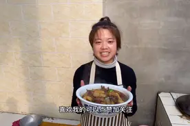 农村媳妇铁锅炖小鸡，软烂入味，这样做才好吃！视频封面