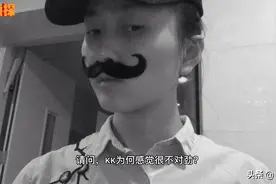 女孩在楼梯间哭泣，男子却感觉不对劲，怎么回事？视频封面