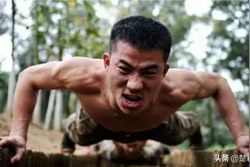 男孩子每天做俯卧撑会变成什么样？或许答案让人有点意外！图片