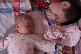 四个月妹妹是个小喇叭，和哥哥在用婴语聊天，妈妈：我是听不懂视频封面