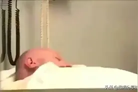 喝醉酒被朋友整蛊，朋友告诉他已经沉睡了10年 ！视频封面