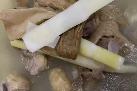 土鸡炖青冈菌竹笋，十足的野味