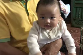 三个月了，小宝宝，终于可以把头立住了，不在摇头晃脑啦视频封面