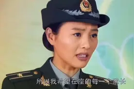 影视:懂事的小花被同学冷落，开家长会来了两个解放军阿姨当妈妈视频封面