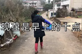 农村生活，妈妈喜欢去村里的河边洗衣服，原因是既快又干净！视频封面