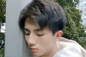 #恋爱 第一次见到喝醉后的学长…好像和平时不太一样 😳视频封面