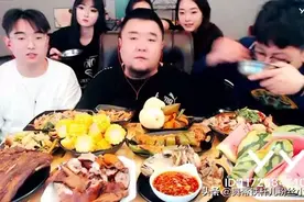 看着那么多好吃的菜 尽然只有小伙敢动筷子！其他人都看着哭…
