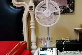 多功能便携风扇，可以手机充电，可以喷雾加湿，台灯风扇图片