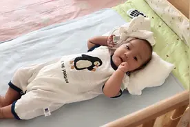 三个月宝宝就会唱歌了 咿咿呀呀唱的如此投入  一首不过瘾还要唱