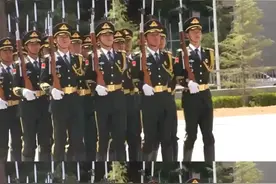 早安！今天又是元气满满的一天！感受一下中国军人的精气神！视频封面