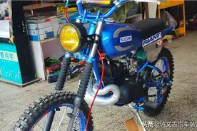 湖南小伙改装的一辆经典铃木AX100复古摩托车，两冲的图片