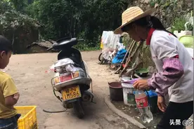 喷草药放点洗衣粉，这样贴的稳点，一次拉两桶还不够喷视频封面