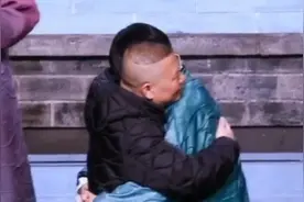 郭麒麟话剧首演很成功，看到父亲的那一刻忍不住落泪，引哭观众视频封面
