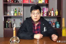龙哥酒鬼品评西凤酒华山论剑10年45度，凤香正宗，醇厚不足视频封面