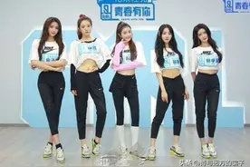 女团T恤打结法，一起来get！让普通基础款秒变时髦精！图片