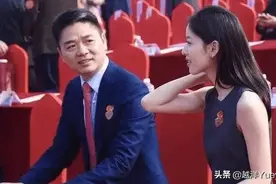 比刘强东大5岁的丈母娘有多美？看到照片后，叫“妈”不尴尬？

图片