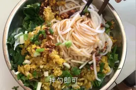 农村习俗，大年初一早饭不能吃肉，煮了米线我吃了两盆视频封面