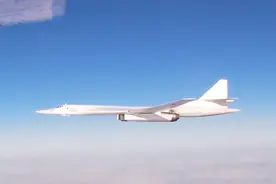 大西洋上空飞行的图-160罕见空中加油视频封面
