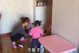 接姐姐去，妹妹给姐姐带了零食，自己还要挑鞋穿，妈妈很无奈。视频封面