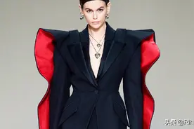 Alexander McQueen Fall Winter 2020 最喜欢的品牌之一视频封面