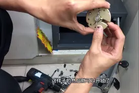 保险柜打不开了，看下水电工是怎样用榔头砸开的吧！视频封面